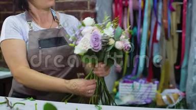 专业花艺师在花艺设计工作室布置花艺婚礼花束